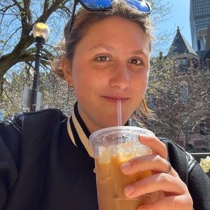 Meet your Posher, Caitlin